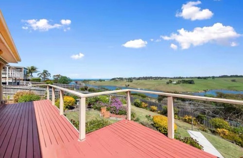 Lakes Entrance House | Lake Entrance Home with Stunning View