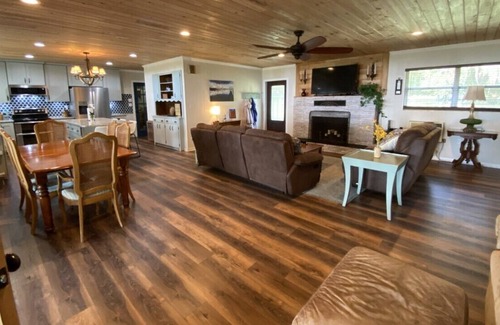 Florahome House | Lake Escape - Quiet, Recharging, Fun on George’s Lake