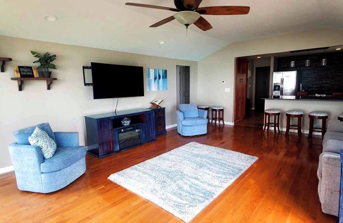 Anchorville House | Lake Front Bungalow with AC in charming Ira