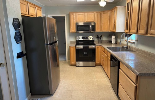 Tool House | Lake Front Cozy Cottage - PRIVATE DOCK - KAYAKS INCLUDED! LATE SUNDAY CHECKOUT
