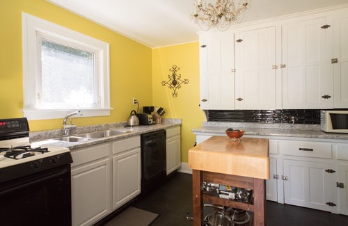 Colchester Cottage | Lake front escape - a quiet lake front cottage with easy access to the beach