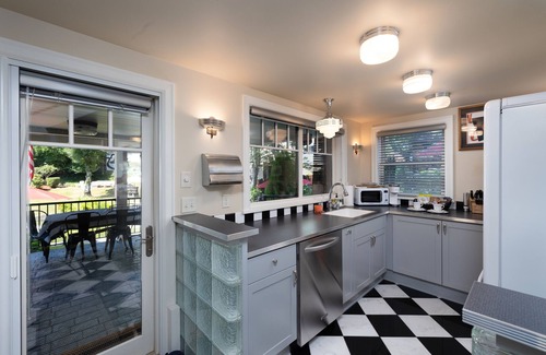 Lake Oswego House | {Lake Front Fun} The Little Cottage on West Bay of Lake Oswego