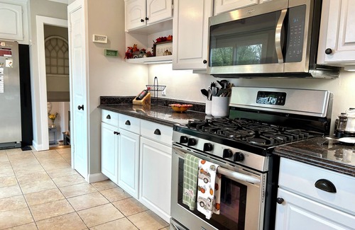 Mount Juliet House | Lake Front Haven with Dual Living Rooms, Hot Tub