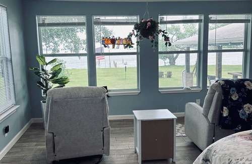 Cotton Gin House | Lake Front House with Spacious 6-bedrooms, AC, WiFi in delightful Groesbeck
