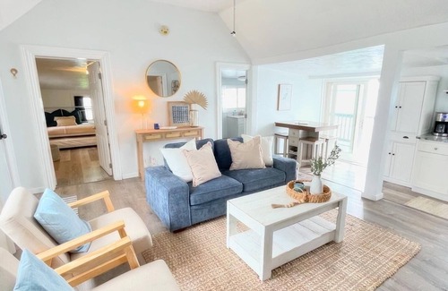 Dexter Cottage | Lake Front Retreat