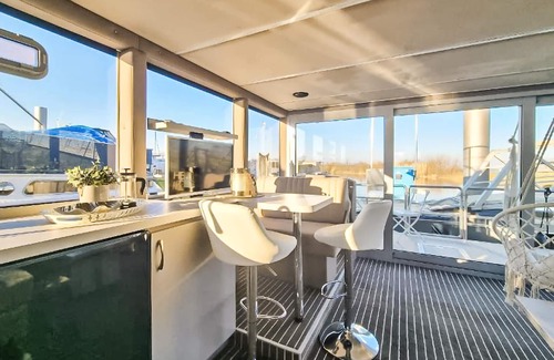 Ophoven Boat Rental | Lake front ship in Ophoven with WiFi