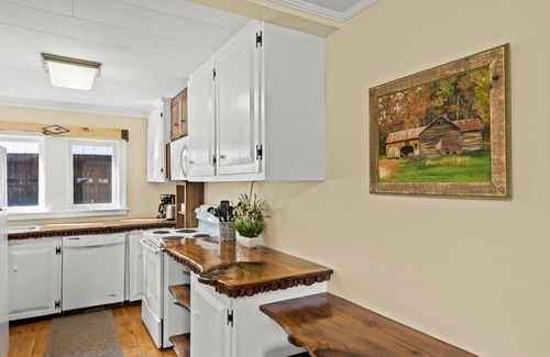 Warrensburg Cabin | Lake George Area Cabin near Hudson River Access