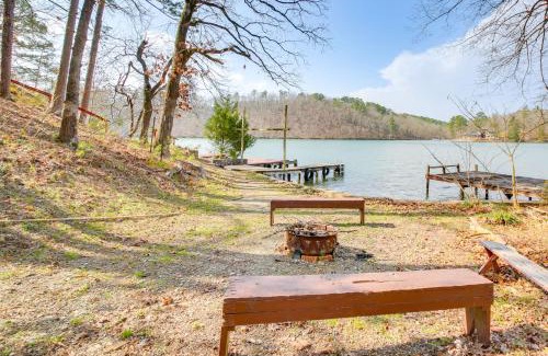 Piney House | Lake Hamilton Family Gem Hot Tub and Boat Slip!