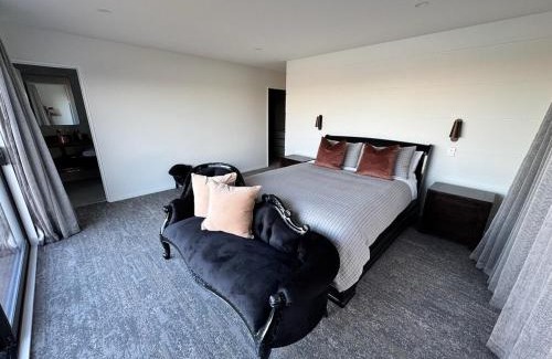 Huntingdon House | Lake Hood Escape & Private Jetty