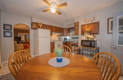 Twin Lake Cottage | Lake House-Beach-Kayaks-Lake View