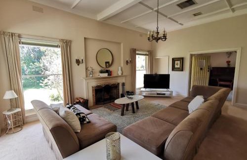 Benalla House | Lake House Benalla
