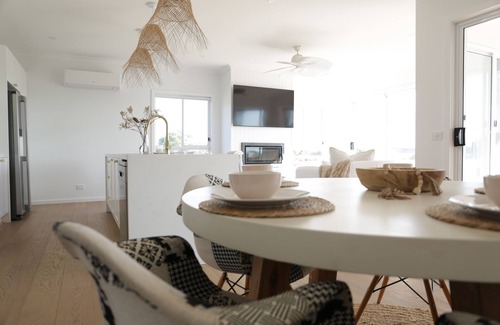 The Honeysuckles House | Lake House, by the beach