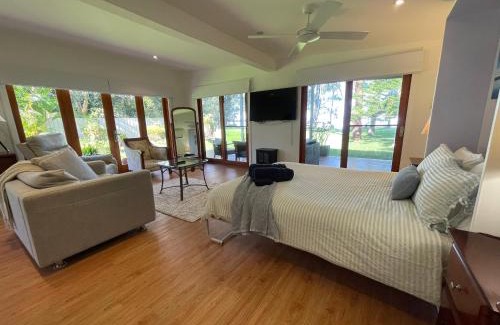 Brightwaters House | Lake House Escape - Lake Front Couples Retreat!