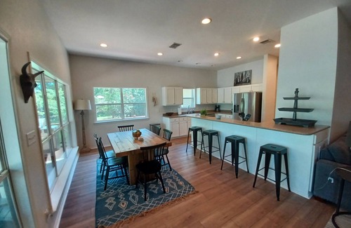 Dogwood House | Lake House Gem: Cozy Waterfront Escape
