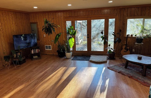 Cottage Grove House | Lake house getaway - one bedroom, pellet stove, sauna
