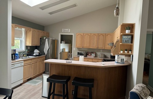 Piney Flats House | Lake House Getaway! 4-bedroom house on Boone Lake near JC with AC, WiFi, Dock
