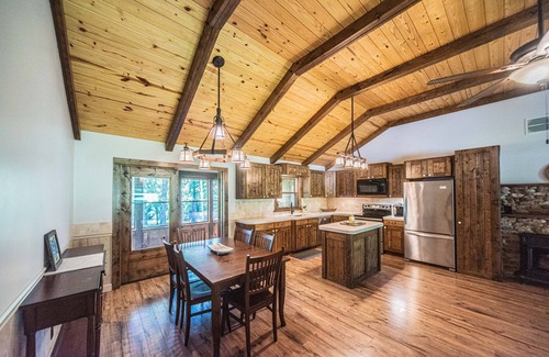Benton House | Lake House near Big Bear Resort & Marina, Malcolm Creek Marina and King Creek