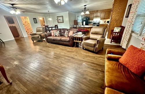 Russellville House | Lake House on Cedar Creek Lake - Hoot Hoot Holler Hideaway