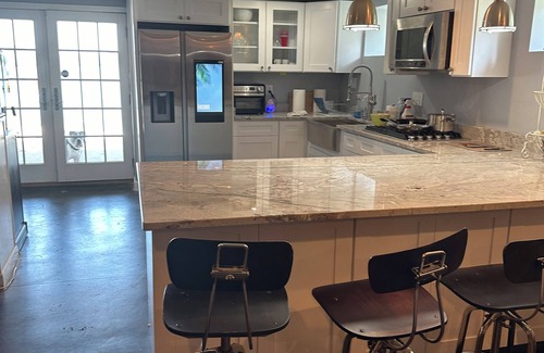 Round Lake House | Lake House Retreat with Hot Tub,Kyak,SUP near Great Lakes Naval & Great America