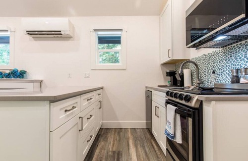 Leavenworth Apartment | `Lake House` tiny cabin near Lake Wenatchee with HOT TUB