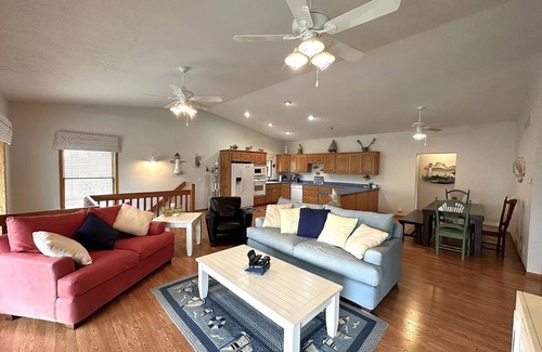 Moravia House | Lake House with a private trail to the beach!
