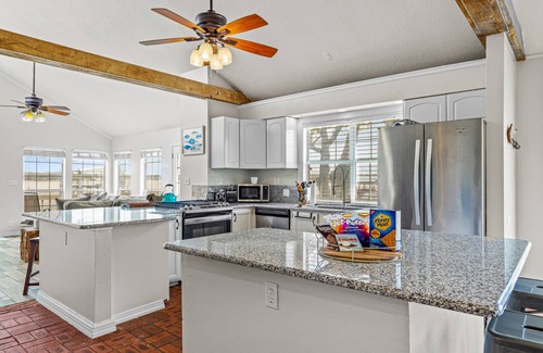 Azle House | Lake House with Hot Tub + Games