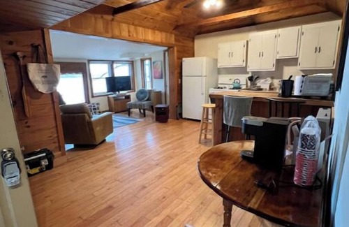 Hinesburg Cottage | Lake Iroquois. Cozy Lakeside Retreat, Close to Williston, Burlington, Skiingnn