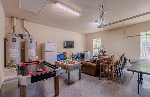 Hickory Creek House | Lake Lewisville Family Getaway-Lake Toys, HotTub, Mini Golf, Theater, Kids Room!