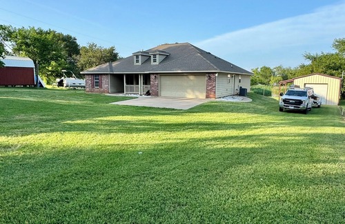 Jewett House | Lake Limestone Hideaway, Charming 3-bedroom house Pool, Hot Tub, WiFi in Jewett