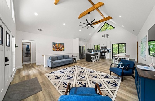 Speedwell House | Lake Loop Retreat w/Movie Theater & Private Dock