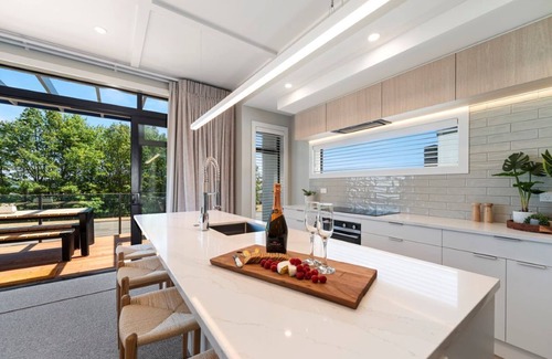 Wharewaka House | Lake Luxe Apartment Taupo
