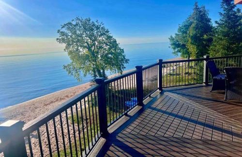 Manistique House | Lake Michigan Cabin w/Hot Tub & Stunning Views