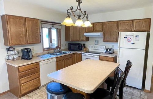 Tomahawk Apartment | Lake Mohawksin Shores Unit C, Upper One bedroom Lakeside Apartment