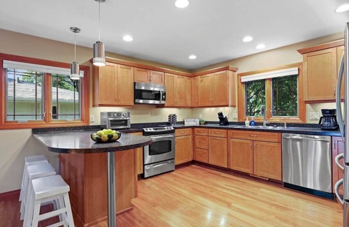 Monona House | Lake Monona Waterfront + HOT TUB + Game Room