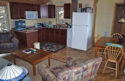 Bracebridge Cottage | Lake Muskoka, Island, 2 BR, Ideal for Couples & Small Grps - 4 max