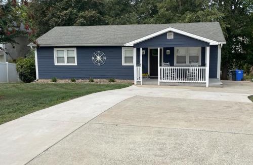 Mayhew House | Lake Norman Experiences Waterfront Cottage with Boat Rental and Private Bar