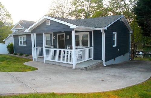 Mayhew House | Lake Norman Experiences Waterfront Cottage with Boat Rental and Private Bar