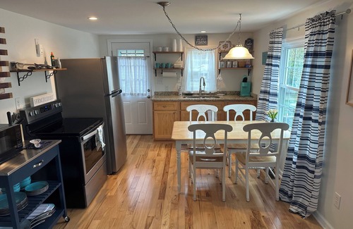 Mayhew Cottage | Lake Norman getaway steps away from Marina!