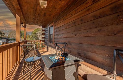 Mayhew House | Lake Norman Retreat with Hot Tub, Kayaks & Paddleboards