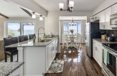 Williamson House | Lake Ontario Beauty! Sleeps 4!