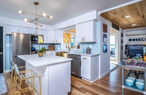 Limerick House | Lake Ontario Cottage with views and hot tub