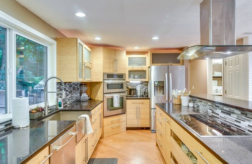 Palisades House | Lake Oswego Home w/Covered Patio: Near Portland!
