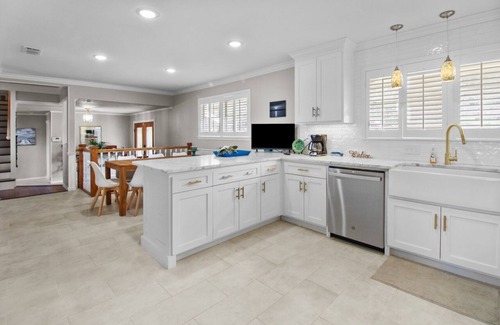 Flint House | Lake Palestine 3.5-Story Waterfront House