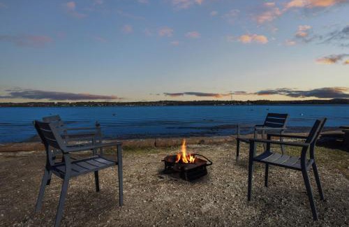 Dora Creek House | Lake Palm Resort Luxury Retreat absolute Waterfront on 3 acres at Lake Macquarie.