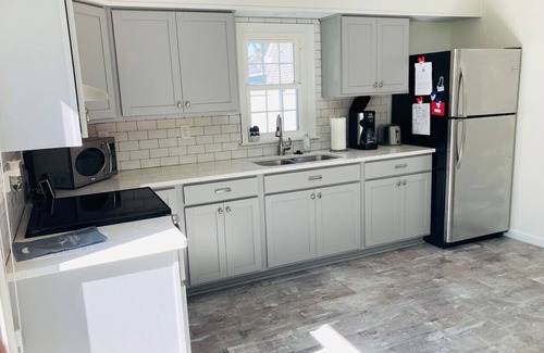 Huron House | Lake Park Place : Adorable Beach Cottage