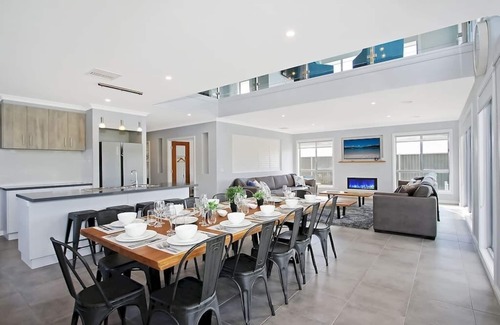 Yarrawonga House | Lake Resort on Black Bull