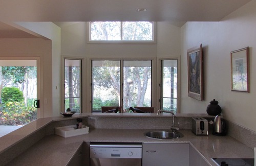 Emerald Beach House | Lake Russell Lakeside Retreat- McCubbin Cottage