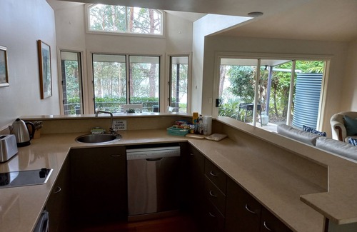 Emerald Beach Cottage | Lake Russell Lakeside Retreat - Monet Cottage