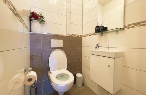 Hirschstetten Apartment | Lake Side Vienna II