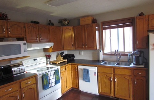 Southeast Calgary House | Lake Sundance - Executive Furnished Three Bedroom Upper Duplex